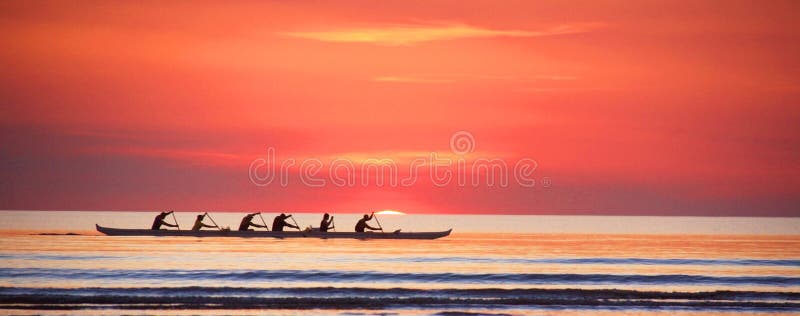 Rudern bei Sonnenuntergang auf dem Indischen Ozean lizenzfreies stockbild Rudern bei Sonnenuntergang auf dem Indischen Ozean lizenzfreies stockbild