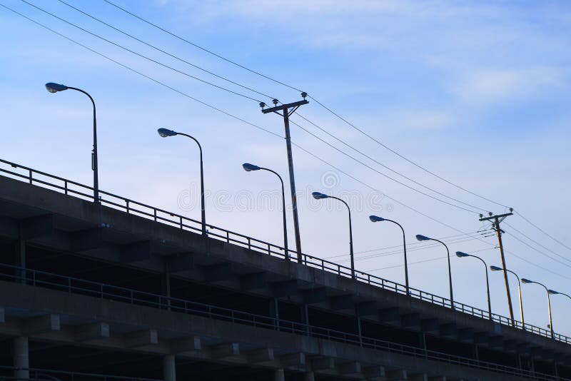 Rudern konkrete Parkplatzlichter des Bodens Starkstromleitung lizenzfreie stockbilder Rudern konkrete Parkplatzlichter des Bodens Starkstromleitung lizenzfreie stockbilder