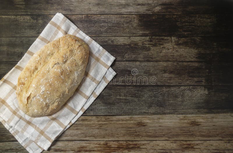 Ruding home made ψωμάκι ξύλινα φόντα στοκ εικόνες