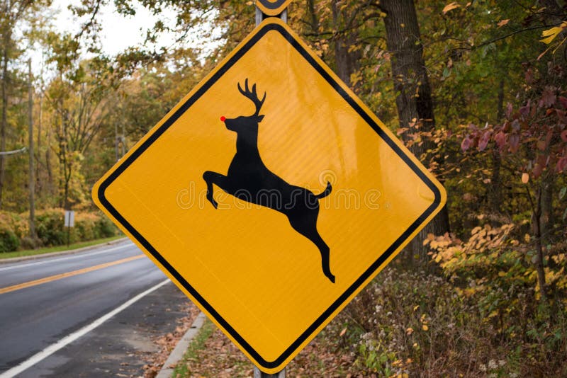 Rudolph il segnale stradale fiutato rosso dell'incrocio della renna