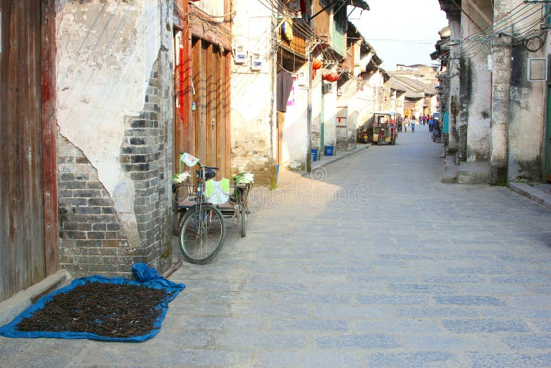 Rue antique avec le cycle de transporteur dans Xingping image libre de droits Rue antique avec le cycle de transporteur dans Xingping image libre de droits