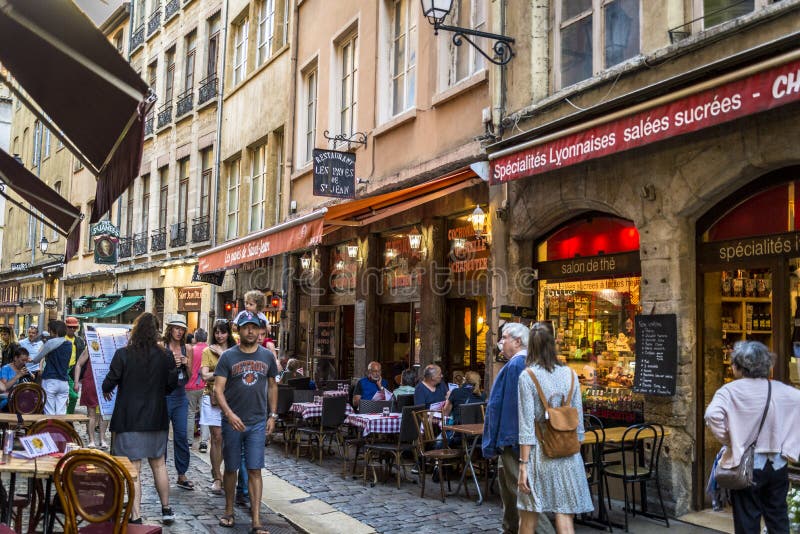 Rue atmosphérique occupée dans Vieux Lyon, Lyon, France image stock Rue atmosphérique occupée dans Vieux Lyon, Lyon, France image stock