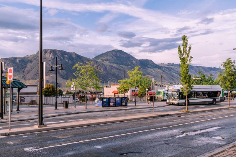 Rue avec une chaîne de montagnes en arrière-plan par jour nuageux à kamloops canada. photographie stock