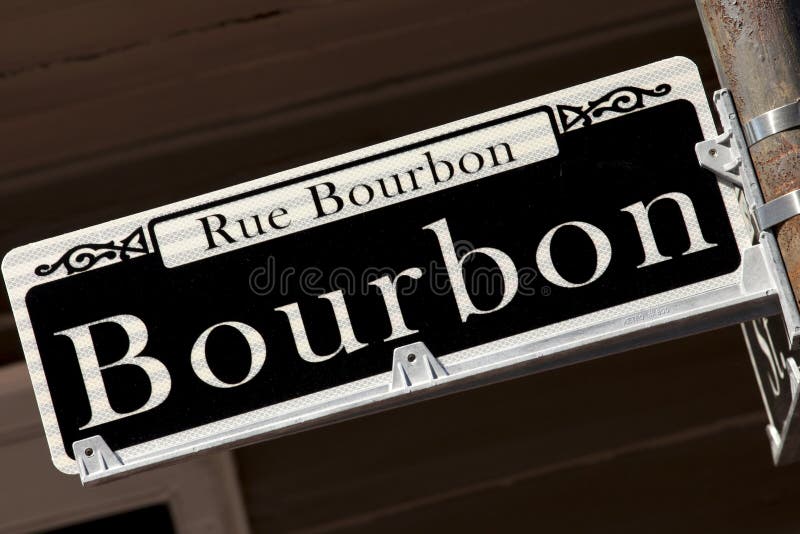 Rue Bourbon gatatecken - New Orleans arkivfoto