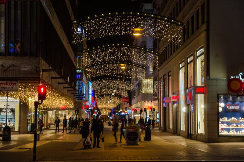Rue d'achats à Stockholm par temps de Noël photos stock Rue d'achats à Stockholm par temps de Noël photos stock
