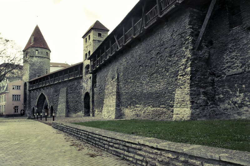 Rue dans la vieille ville de Tallinn avec un vieux mur en pierre images libres de droits Rue dans la vieille ville de Tallinn avec un vieux mur en pierre images libres de droits