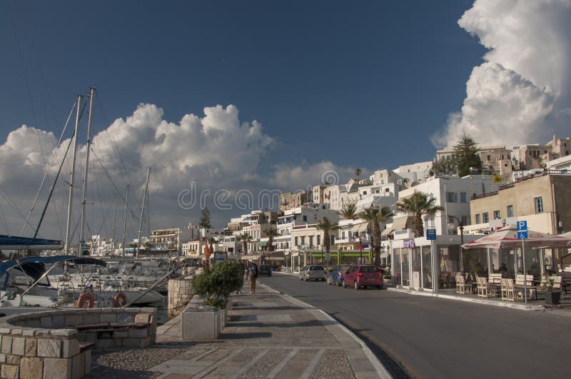 Rue dans le port de la ville de Naxos images stock Rue dans le port de la ville de Naxos images stock