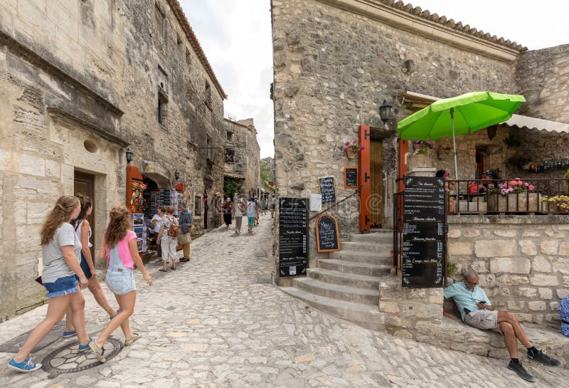 Rue dans le village médiéval de Les Baux De Provence
