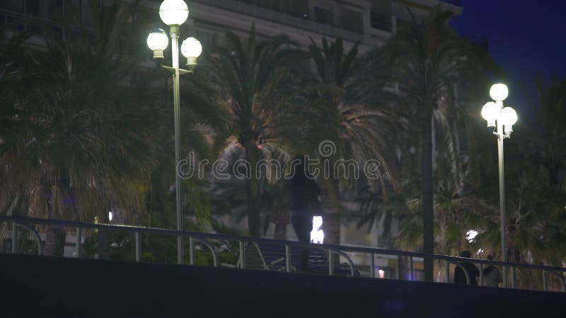 Rue de marche de ville de femme célibataire tard la nuit, couple romantique appréciant la date