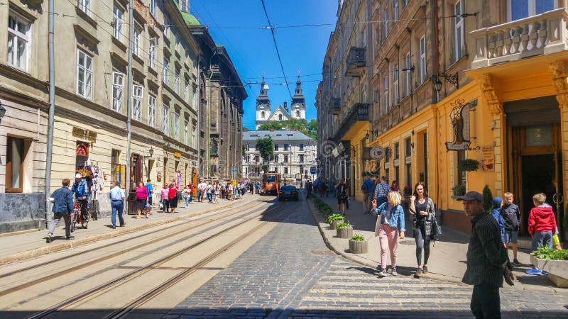 Rue de Ruska, et tours de cloche d'église de St Michael dans la ville de Lviv photos libres de droits Rue de Ruska, et tours de cloche d'église de St Michael dans la ville de Lviv photos libres de droits