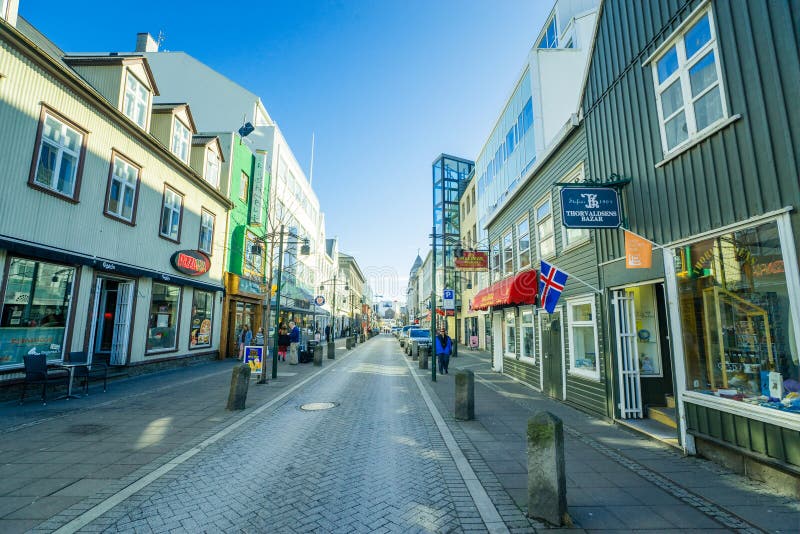 Rue de ville de Reykjavik tôt le matin images stock Rue de ville de Reykjavik tôt le matin images stock