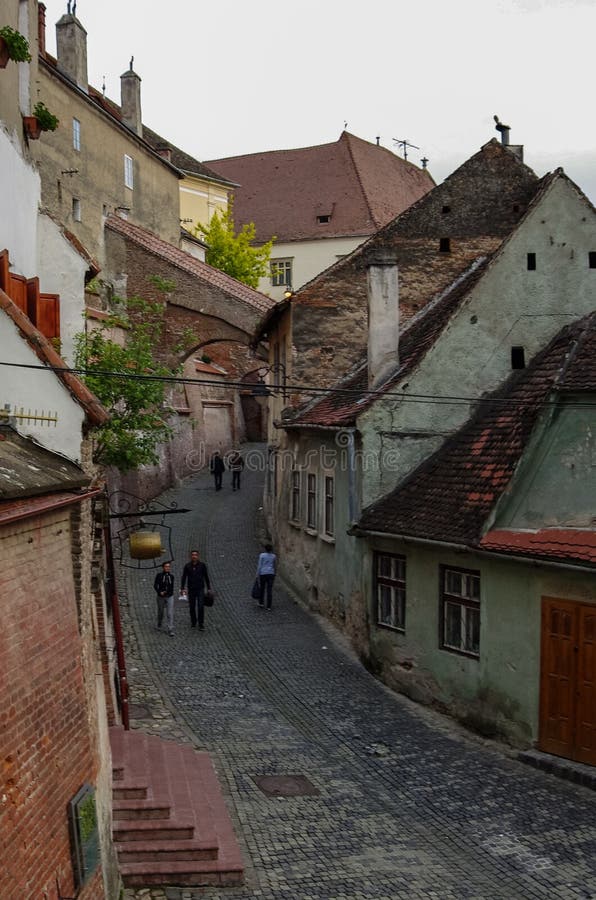 Rue du centre avec de vieux bâtiments Sibiu, Roumanie photos stock Rue du centre avec de vieux bâtiments Sibiu, Roumanie photos stock