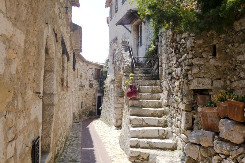 Rue et escaliers dans la vieille ville européenne d'Eze près Nice des Frances C photo stock Rue et escaliers dans la vieille ville européenne d'Eze près Nice des Frances C photo stock