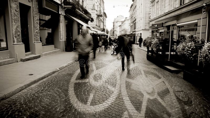 Rue européenne de ville avec le laps de temps de personnes et le déplacement de concept de mécanisme d'horloge