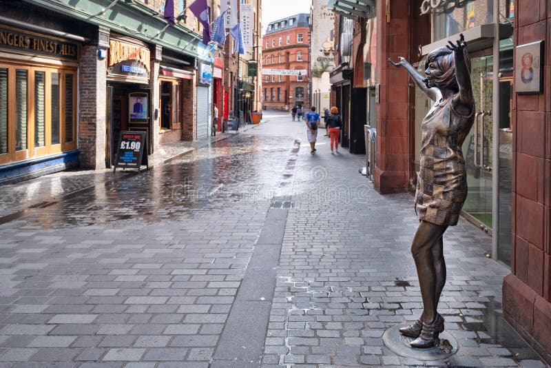 Rue mathew à Liverpool avec la statue du noir de cilla à côté du club de caverne. Liverpool Royaume-uni le 5 août 2019 : Vue de la rue mathew à Liverpool avec la statue du noir de cilla à côté du célèbre club de cave