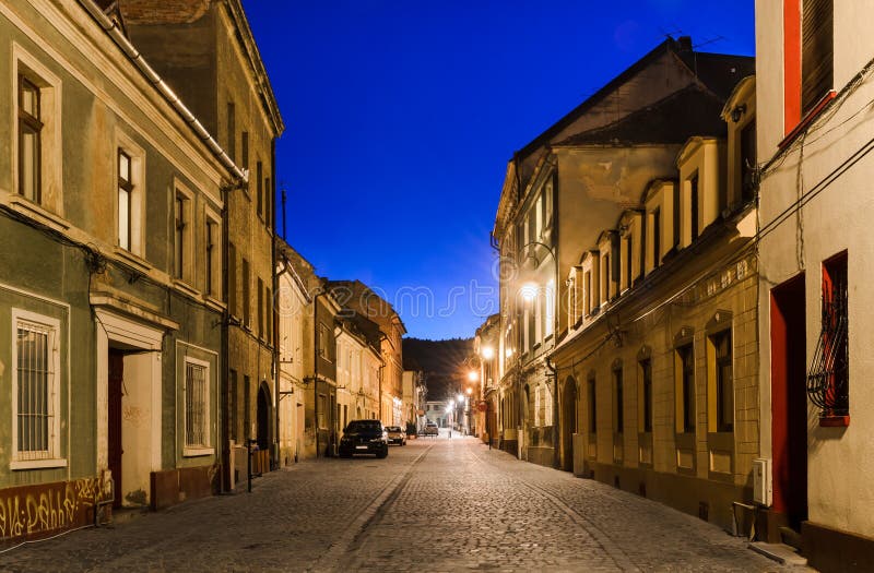 Rue médiévale de Brasov, vue de nuit. La Roumanie photo libre de droits Rue médiévale de Brasov, vue de nuit. La Roumanie photo libre de droits
