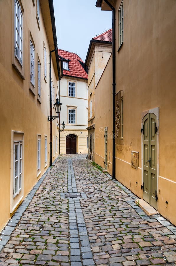 Rue médiévale à Prague photographie stock libre de droits Rue médiévale à Prague photographie stock libre de droits
