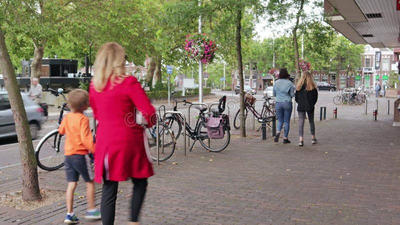 Rue néerlandaise à vélo verrouillées sur les piétons de supports en marchant sur le trafic de trottoir et de voitures de trajet pa