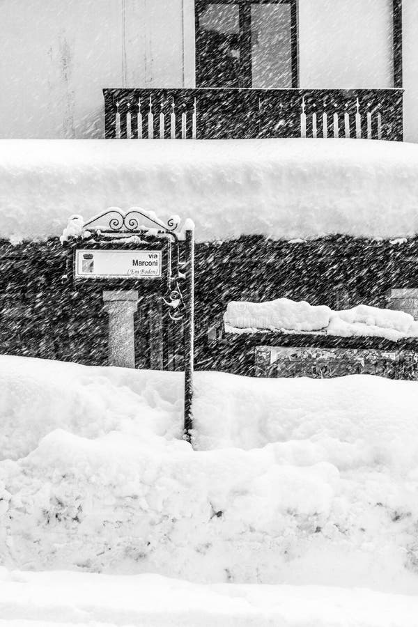 Rue pendant une tempête de neige énorme images libres de droits