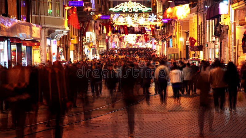 Rue piétonnière à Istanbul la nuit Timelapse 4K