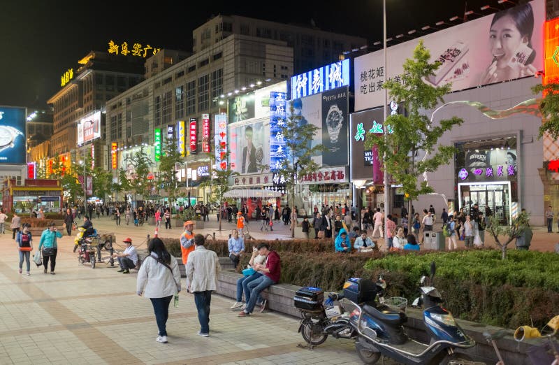 Rue principale de Wangfujing la nuit dans Pékin, Chine photographie stock libre de droits Rue principale de Wangfujing la nuit dans Pékin, Chine photographie stock libre de droits