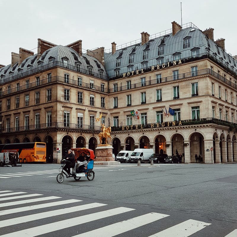 Rue rivoli, ένας από τους ωραιότερους δρόμους στο παρίσι, μπροστά στην arcade και το κτίριο haussmannian στοκ εικόνα
