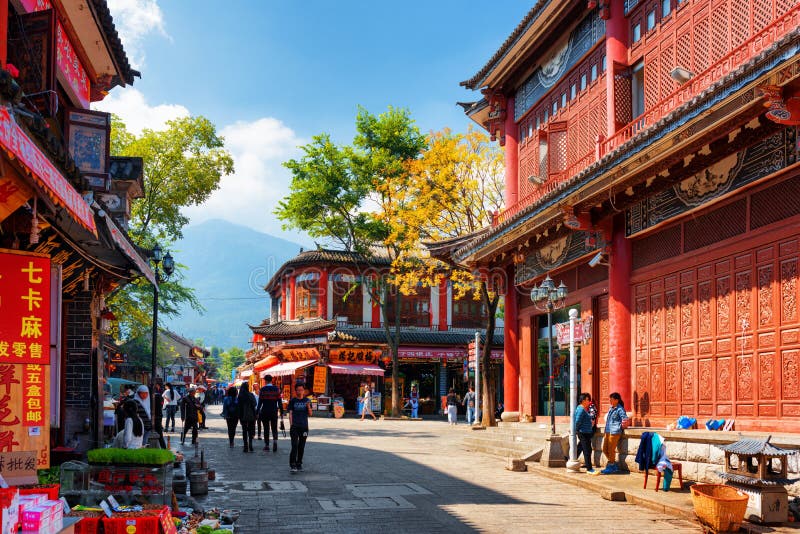 Rue scénique de Dali Old Town en automne, province de Yunnan, Chine photographie stock Rue scénique de Dali Old Town en automne, province de Yunnan, Chine photographie stock