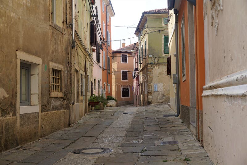 Rue tranquille au centre de la ville d'Izola photographie stock libre de droits Rue tranquille au centre de la ville d'Izola photographie stock libre de droits