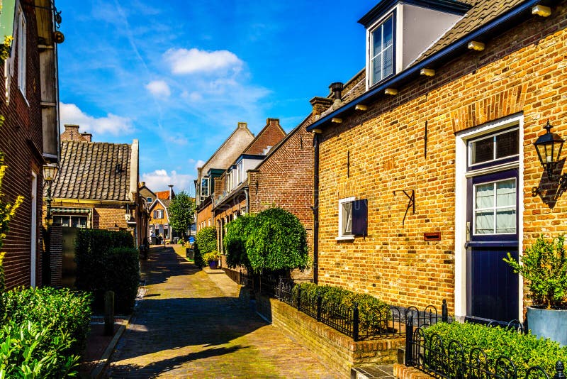 Rue tranquille dans le village de pêche néerlandais historique de Bunschoten-Spakenburg photos libres de droits Rue tranquille dans le village de pêche néerlandais historique de Bunschoten-Spakenburg photos libres de droits