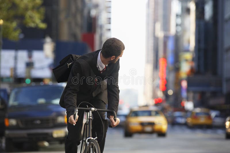 Rue urbaine de Riding Bicycle On d'homme d'affaires photographie stock Rue urbaine de Riding Bicycle On d'homme d'affaires photographie stock