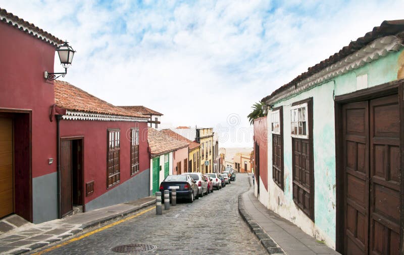 Rue étroite à La Orotava, Ténérife photo stock Rue étroite à La Orotava, Ténérife photo stock