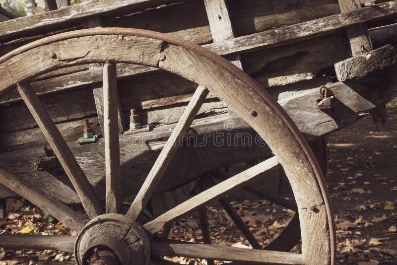 Rueda de carro de madera vieja fotografía de archivo libre de regalías Rueda de carro de madera vieja fotografía de archivo libre de regalías