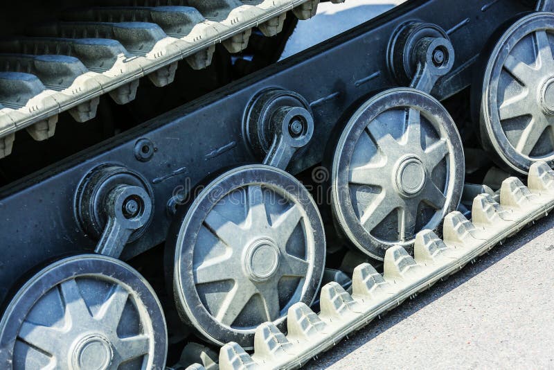 Rueda patinadora militar de la oruga del tanque imagenes de archivo