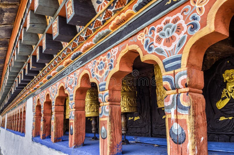 Ruedas de rogación del buddhism butanés en el monasterio de Chimi Lhakang, Punakha, Bhután imágenes de archivo libres de regalías Ruedas de rogación del buddhism butanés en el monasterio de Chimi Lhakang, Punakha, Bhután imágenes de archivo libres de regalías