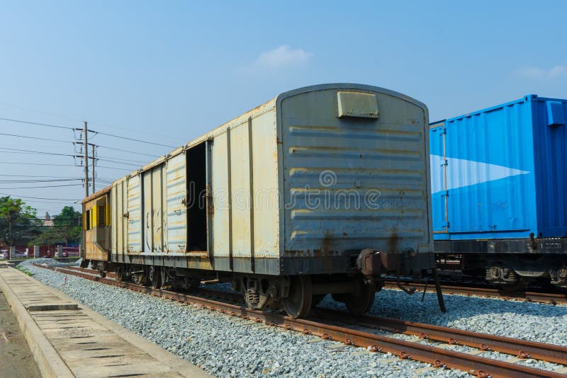 Ruedas del tren en vías con el carretón del tren foto de archivo libre de regalías Ruedas del tren en vías con el carretón del tren foto de archivo libre de regalías
