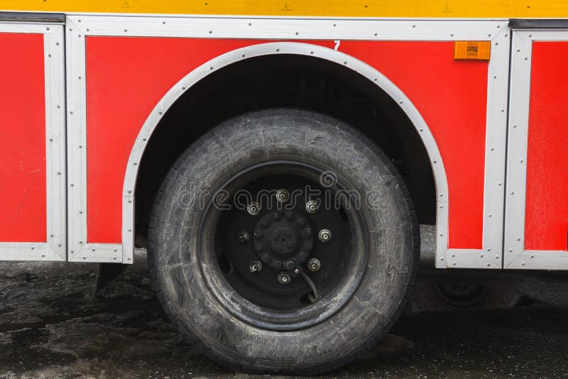 Ruede adentro el coche de bomberos - vehículo de lucha contra el fuego ruso rojo grande imagen de archivo