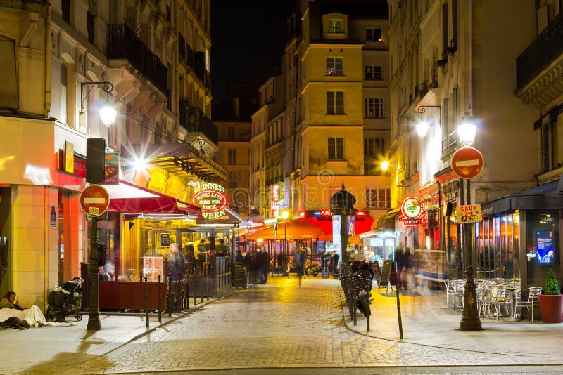 Rues de Paris la nuit photographie éditorial. Image du exposition