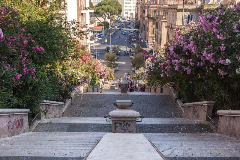 Rues de Rome Un d'escaliers populaires dans la vieille ville à Rome images stock Rues de Rome Un d'escaliers populaires dans la vieille ville à Rome images stock