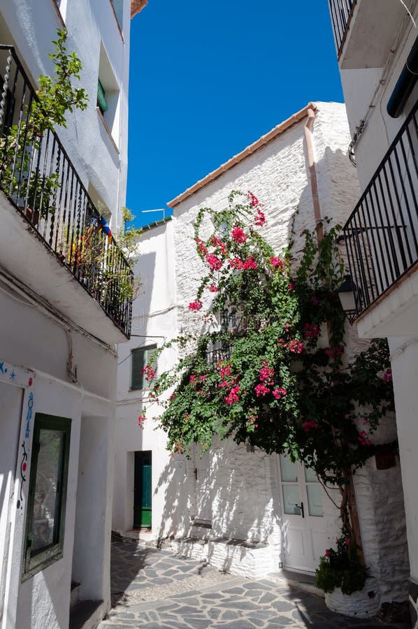 Rues et maisons à l'intérieur de ville de Cadaques photographie stock libre de droits Rues et maisons à l'intérieur de ville de Cadaques photographie stock libre de droits