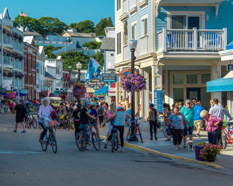 Rues passantes d'île du centre Michigan de Mackinac rempli de touristes image stock Rues passantes d'île du centre Michigan de Mackinac rempli de touristes image stock