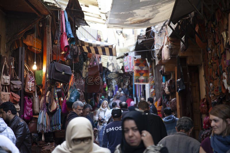 Rues passantes de la Médina, Fez, Maroc, 2017 photographie stock Rues passantes de la Médina, Fez, Maroc, 2017 photographie stock