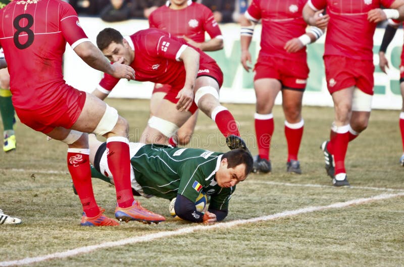 Bola De Rugby Entre Os Pés Dos Jogadores No Jogo Do GP Do Rugby