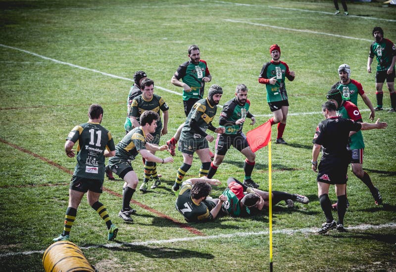 Rugbyspelare slåss för bollen på rugbystadion royaltyfri foto Rugbyspelare slåss för bollen på rugbystadion royaltyfri foto