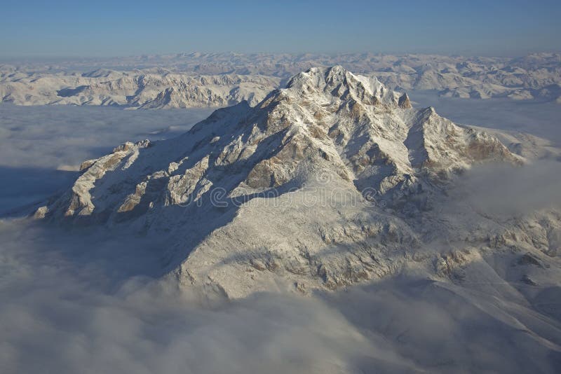 Maestosamente la neve coperto montagna trovato sul uscita da, quale bastoni su lontano più alto qualunque cosa qualunque cosa circostante picchi.