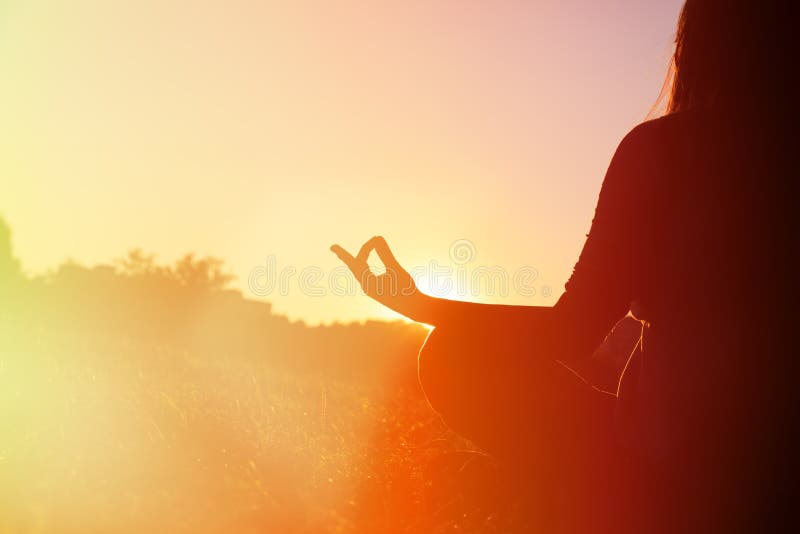 Ruhe und Yoga übt im Herbst bei Sonnenuntergang lizenzfreie stockfotografie Ruhe und Yoga übt im Herbst bei Sonnenuntergang lizenzfreie stockfotografie