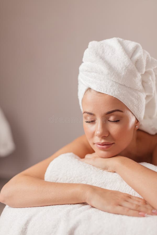 Ruhemädchen wartet auf Massage stockfotos Ruhemädchen wartet auf Massage stockfotos