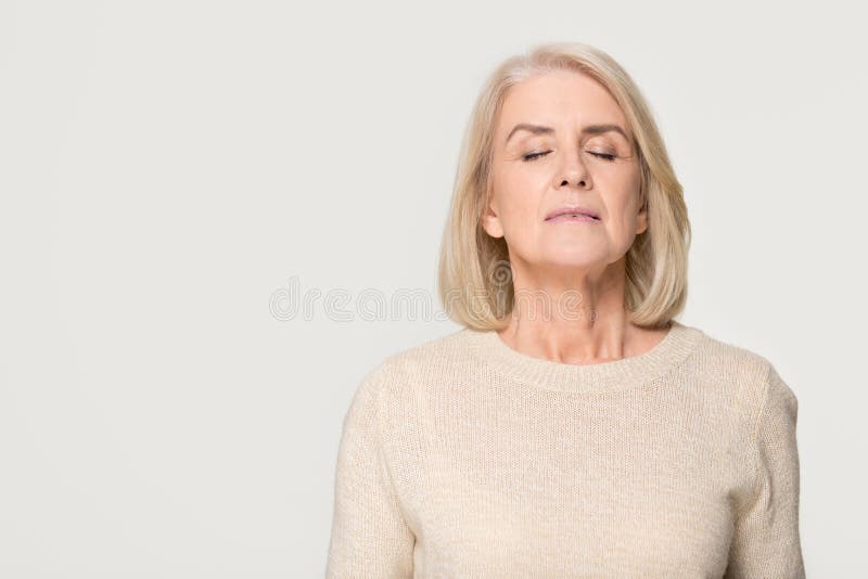Ruhige Frau mittleren Alters Atmung frische Luft isoliert auf Hintergrund