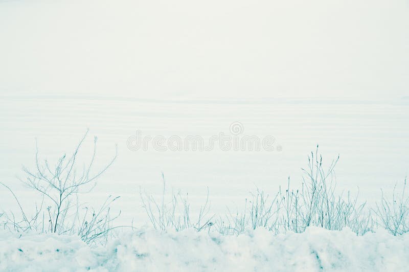 Ruhige, ländliche Winterlandschaft des kalten Schnees den Boden des Ackerlands in der Landschaft ein stiller Dezember umfassend lizenzfreies stockfoto Ruhige, ländliche Winterlandschaft des kalten Schnees den Boden des Ackerlands in der Landschaft ein stiller Dezember umfassend lizenzfreies stockfoto