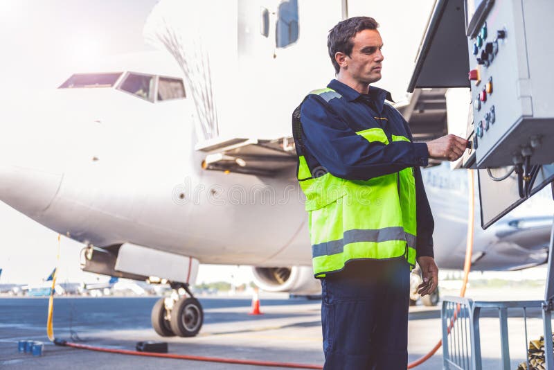Ruhige männliche Arbeitskraftüberwachungseinrichtung stockbild Ruhige männliche Arbeitskraftüberwachungseinrichtung stockbild