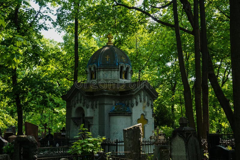 Ruhige orthodoxe Kapelle im Friedhof, Moskau-Frühlingszeit stockfotografie Ruhige orthodoxe Kapelle im Friedhof, Moskau-Frühlingszeit stockfotografie